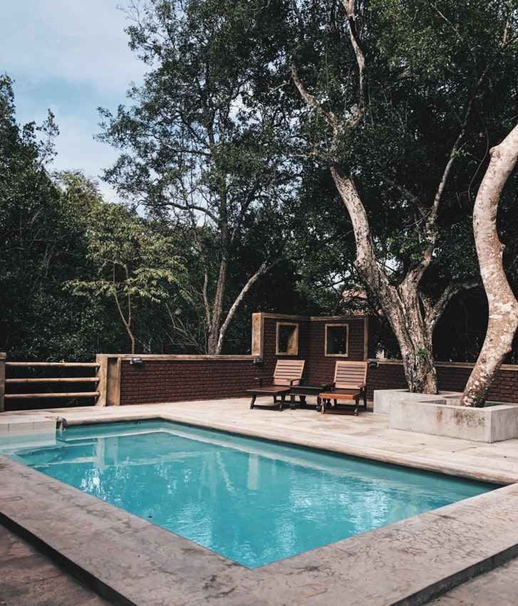 Petite piscine dans le jardin d'une maison