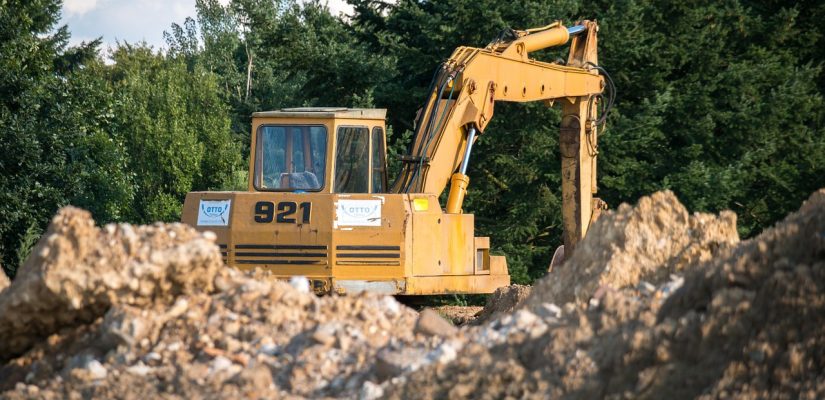 travaux réalisés sur un terrain à l'aide d'un engin de chantier