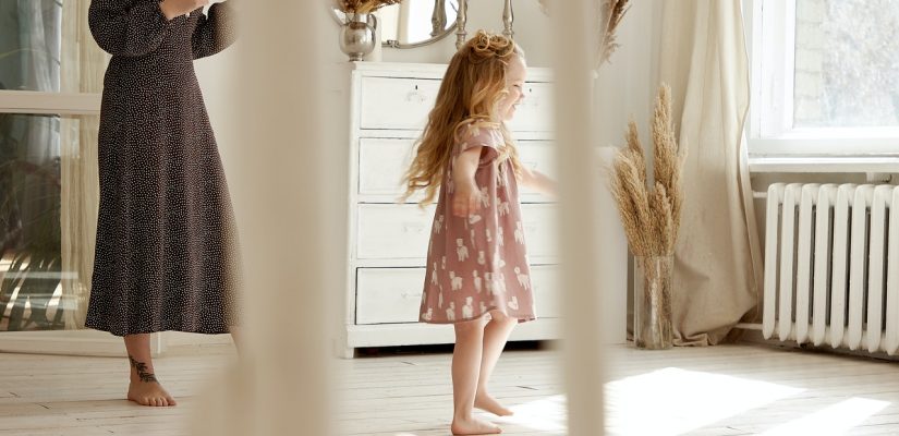 Petite fille qui court près d'un radiateur