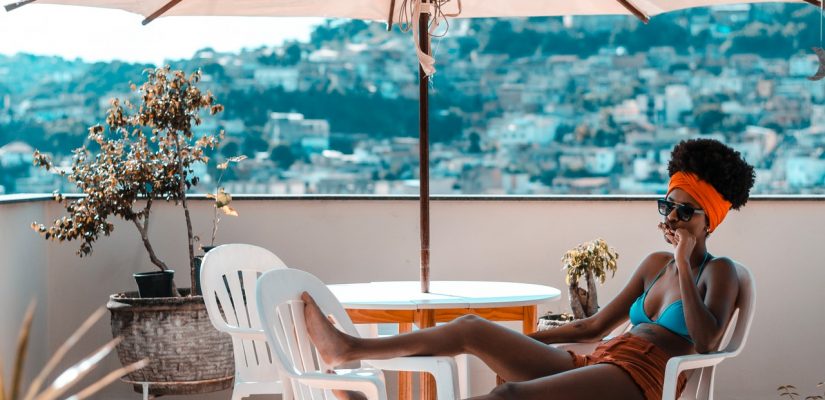 femme en train de manger sur une terrasse