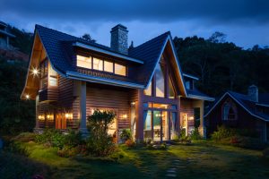 maison en bois dans la nuit