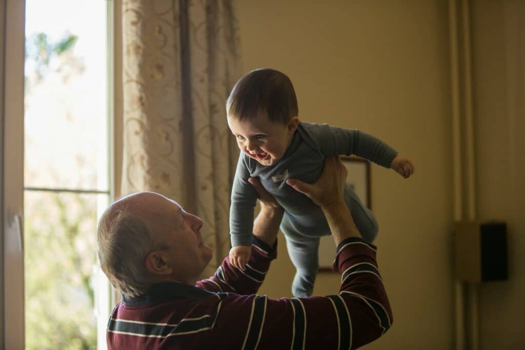 grand père avec son petit fils