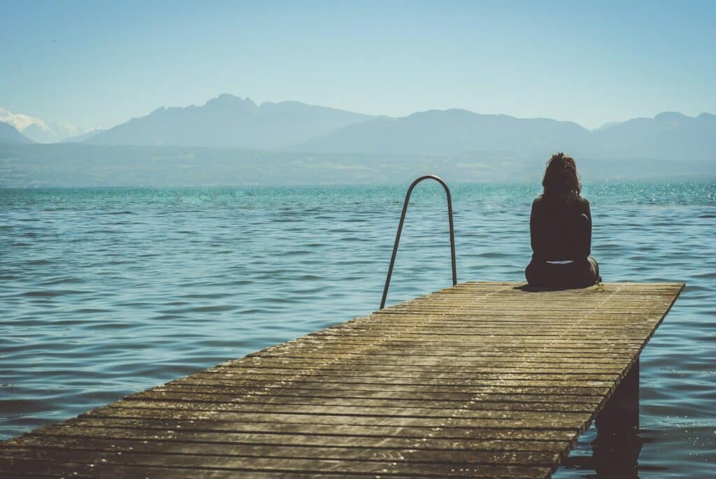 femme seule sur un pontont