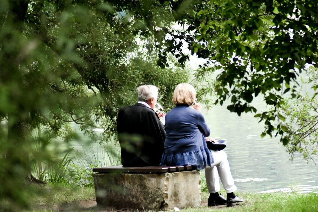 couple âgé au bord de l'eau